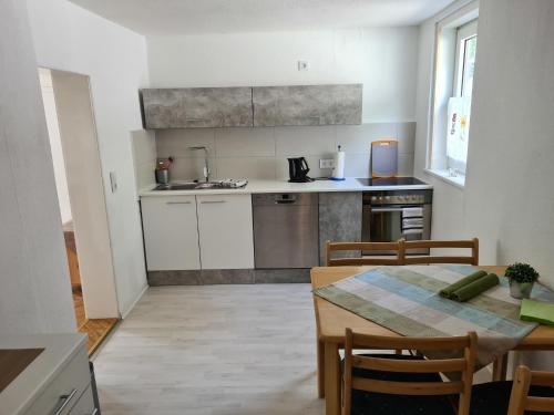 eine Küche mit einem Tisch und einem Esszimmer in der Unterkunft Haus Lauterberg 1 - Das Urlaubsdomizil im Harz in Bad Lauterberg