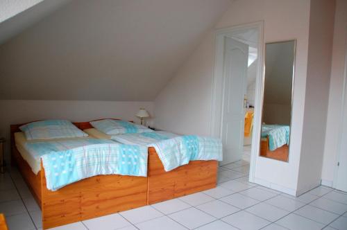 um quarto com uma cama com lençóis azuis e brancos em Privatzimmer Ehrhardt Nr1 em Burg auf Fehmarn