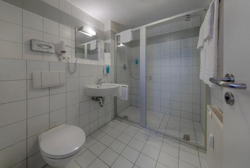 e bagno con servizi igienici, lavandino e doccia. di Appartement 48 Komfort a Wetzlar