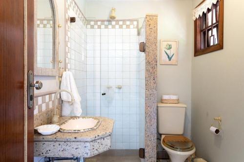 Bathroom sa Casa Serrana, 4 quartos com ar e piscina aquecida em meio à Natureza de Itaipava