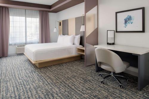 um quarto de hotel com uma cama, uma secretária e um computador em Best Western Premier Keizer Salem Hotel em Keizer
