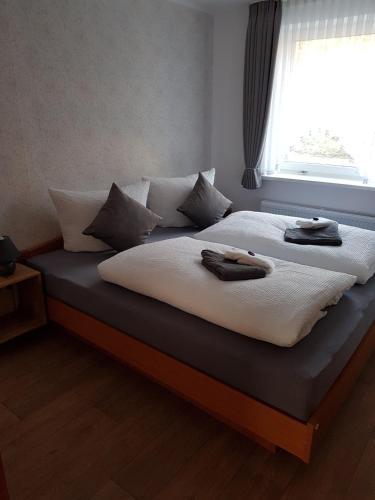 Postel nebo postele na pokoji v ubytování Gästehaus Bommelsen - FEWO 2