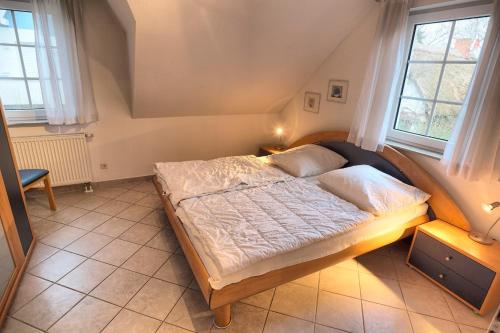 ツィングストにあるStrandbieneの窓付きの部屋にベッド付きのベッドルーム1室があります。