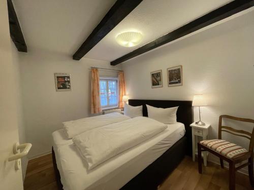 um quarto com uma grande cama branca e uma janela em Apartment No10 em Quedlinburg
