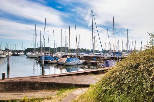 een groep boten aangemeerd in een jachthaven bij Finnenhaus 3 in Lübeck