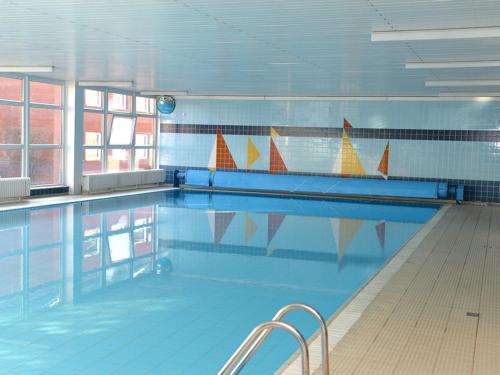uma grande piscina num quarto grande em Fewo 91 WHG A 5 in Burhave em Burhave