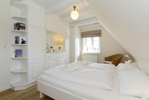 ヴィーク・アウフ・フェールにあるHaus Strandburgの白いベッドルーム(白いベッド1台、階段付)