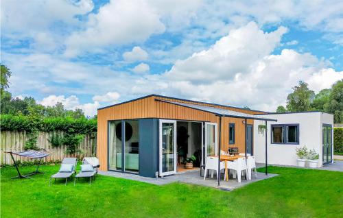 a small house with a table and chairs in a yard at Stunning Home In Heinkenszand With Wifi in Heinkensand