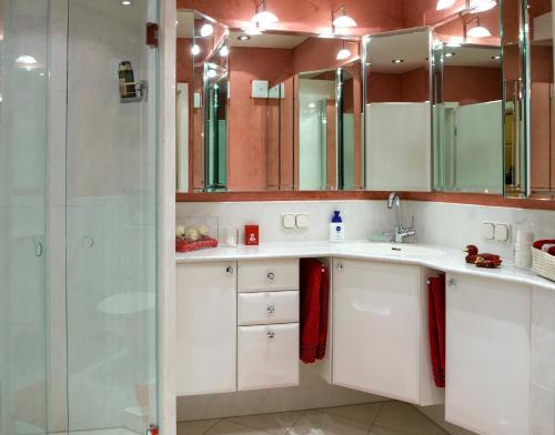 a bathroom with two sinks and a shower at Urlaub im App-Haus"Commodore" App 24 - mit kostenlosem W-LAN in Grömitz