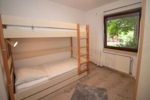 a small room with bunk beds and a window at Huxfeld-Hof - Landlust in Grasberg