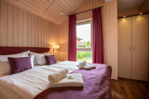 a bedroom with a large bed with towels on it at Typ F "John Silver" -Kapitänshaus- in Pelzerhaken