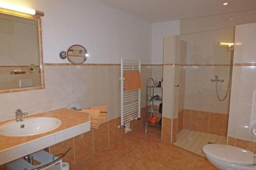 y baño con lavabo y ducha. en Ferienwohnung Klein, en Bad Zwischenahn