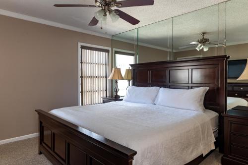 Ένα ή περισσότερα κρεβάτια σε δωμάτιο στο Beach condo in the heart of Clearwater beach
