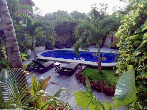 A piscina localizada em Villas Akalan ou nos arredores