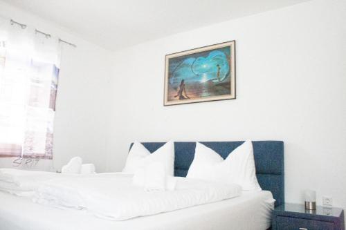 - une chambre avec 2 lits et une photo sur le mur dans l'établissement Royal 4 Trend by Alpenidyll Apartments, à Liezen