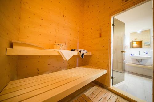 sauna con doccia e lavandino di Typ E plus "Passat" -P-Liner-Haus- a Pelzerhaken