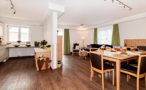 een keuken en een woonkamer met een tafel en stoelen bij Hirschberg in Bad Wiessee