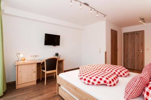 - une chambre avec un lit et un bureau avec un ordinateur dans l'établissement Hirschberg, à Bad Wiessee