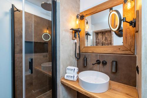 een badkamer met een wastafel en een spiegel bij Superior - a57363 in Bad Segeberg