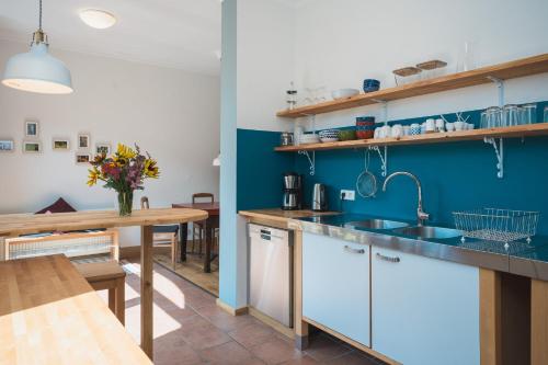 uma cozinha com paredes azuis e uma sala de jantar em Oesenhof - Dielenwohnung em Bad Fallingbostel