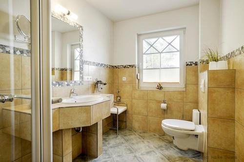 ツィングストにあるVilla Arielle, FW 4のバスルーム(洗面台、トイレ、鏡付)
