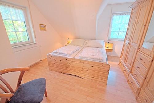una camera con un letto e una sedia di Seeadler a Zingst