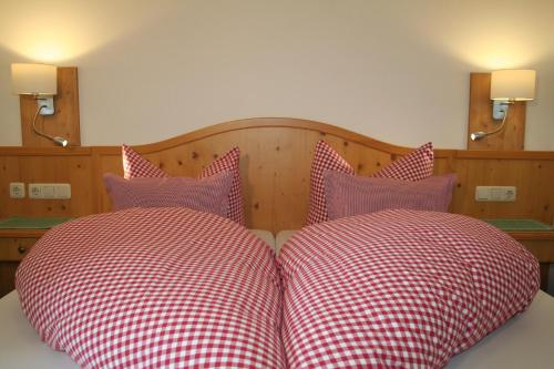 Duas almofadas em cima de uma cama em Wallberg em Bad Wiessee