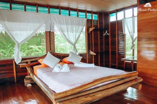 Una cama o camas en una habitación de Amazon Oasis Floating Lodge