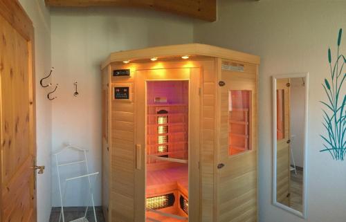 Zimmer mit einem Holzschrank in einem Zimmer in der Unterkunft Dat Onnens Hus - Burhave 03 in Butjadingen