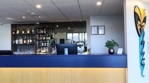 a bar with a blue counter in a restaurant at JetPark Hotel Rotorua in Rotorua