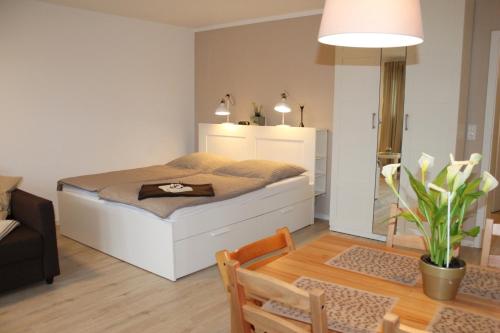 een slaapkamer met een bed en een woonkamer bij Landhaus Lippmann Whg3 in Grönwohldshorst