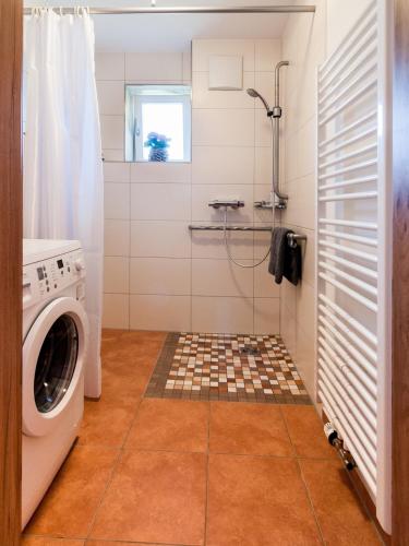 バート・ウィーゼにあるSemmelbergのバスルーム(シャワー、洗濯機、乾燥機付)