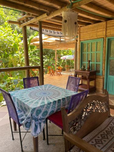 una mesa azul y sillas en un porche con mesa y sillas en Jui Chi MaMa, en Palomino