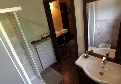 Un baño con lavabo, ducha e inodoro. en Agriturismo A Nostro Mizoun, en Ostana