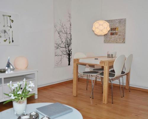 een eetkamer met een tafel en stoelen bij Kunst&Handwerk in Eckernförde