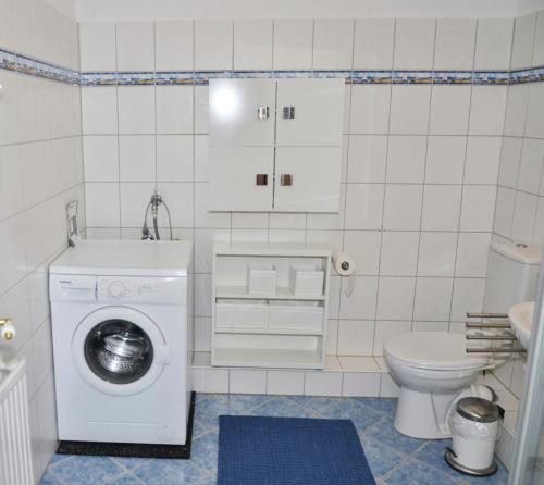 エッカーンフェルデにあるKunst&Handwerkのバスルーム(洗濯機、トイレ付)