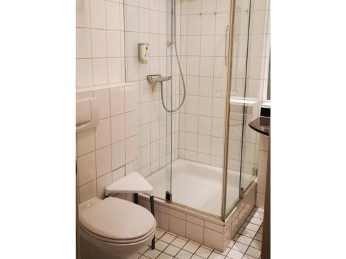 La salle de bains est pourvue d'une douche et de toilettes. dans l'établissement Am Kurhaus 508 - Ostsee-Lug, PP am Bernsteinhaus, à Zingst