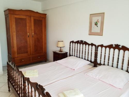 1 dormitorio con 2 camas individuales y armario en Bellevue Nr 1 Apartment 10, en Carvoeiro