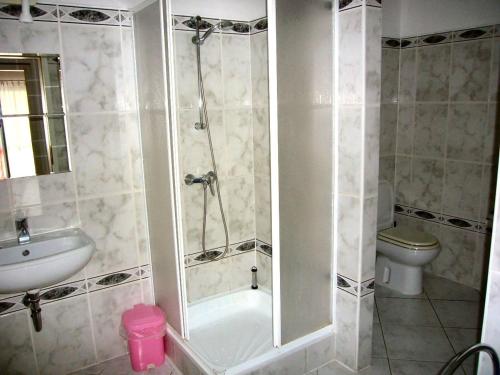 y baño con ducha, lavabo y aseo. en Bellevue Nr 1 Apartment 10, en Carvoeiro