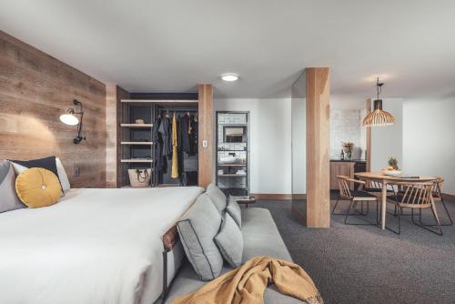 Una cama o camas en una habitación de The Island Gold Coast