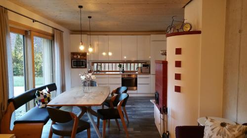 eine Küche mit einem Holztisch und Stühlen in der Unterkunft Ferienhaus Casa Rosa - LienzOsttirol in Leisach