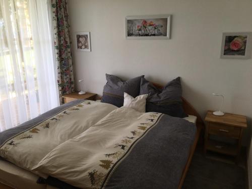 ein Schlafzimmer mit einem Bett mit einer Decke darauf in der Unterkunft Ferienwohnung Schladming Planai Mitte in Schladming