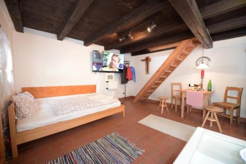 1 dormitorio con 1 cama y comedor con mesa en Gästehaus Nitsch, en Prinzendorf an der Zaya
