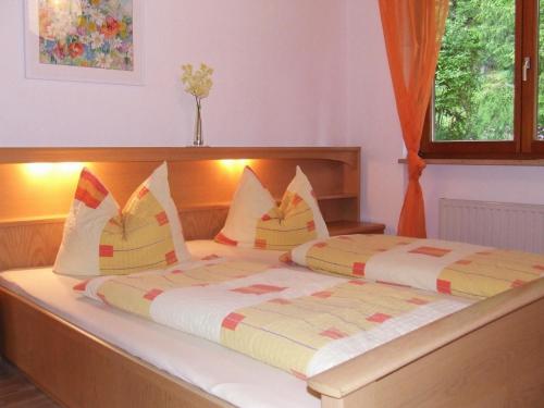 un letto con due cuscini sopra di Bühlhof Todtnauberg Wohnung 2 a Todtnauberg