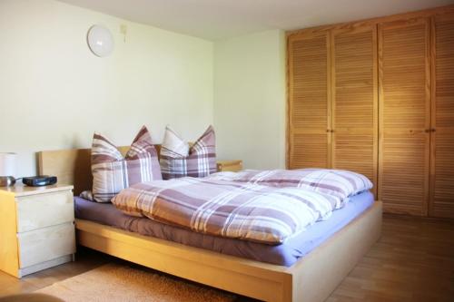 Un dormitorio con una cama con almohadas. en Ferienhaus Röbiger, en Klingenthal