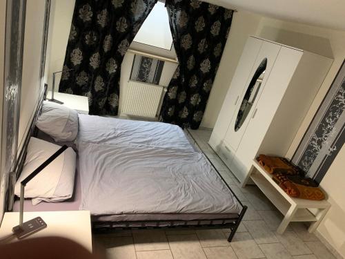 - une chambre avec un lit et une fenêtre dans l'établissement Eifel Holiday, à Prüm