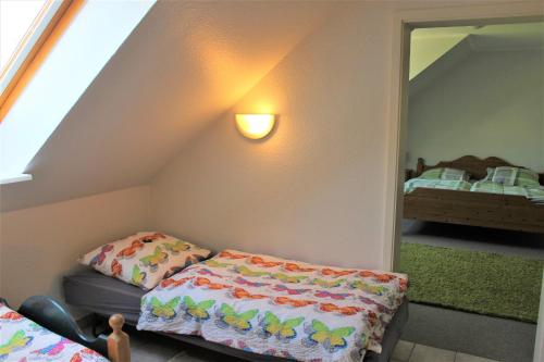 グレーミッツにある"Pappelhof - Whg 9"の小さなベッドルーム(ベッド1台、鏡付)