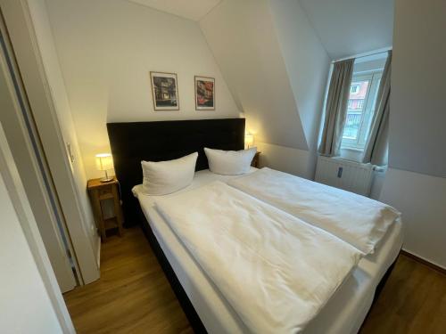 クヴェードリンブルクにあるApartment mit Balkon No2のベッドルーム1室(大きな白いベッド1台、枕2つ付)