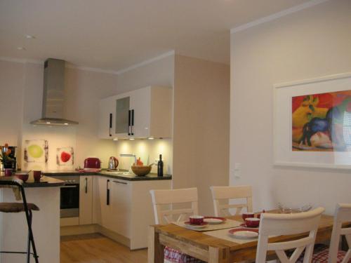 プレローにあるResi F3のキッチン、ダイニングルーム(テーブル、椅子付)