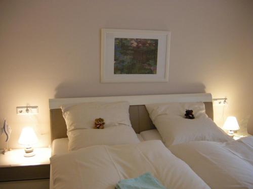 プレローにあるResi F3のベッドルーム1室(白いシーツと枕のベッド1台付)